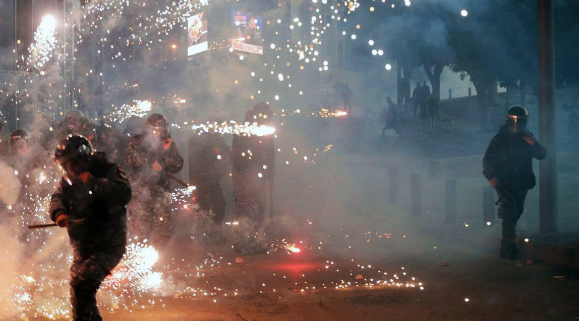 مئة اصابة بمواجهات ليلية بين متظاهرين وقوى الامن في بيروت