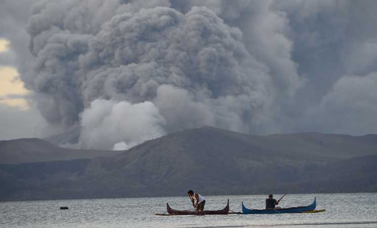 وفاة شخصين وفرار أكثر من 82 ألف بعد ثوران بركان في الفلبين