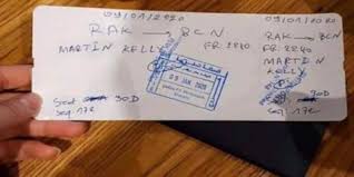 تذكرة طيران مكتوبة بخط اليد لرحلة من مراكش لبرشلونة تثير السخرية