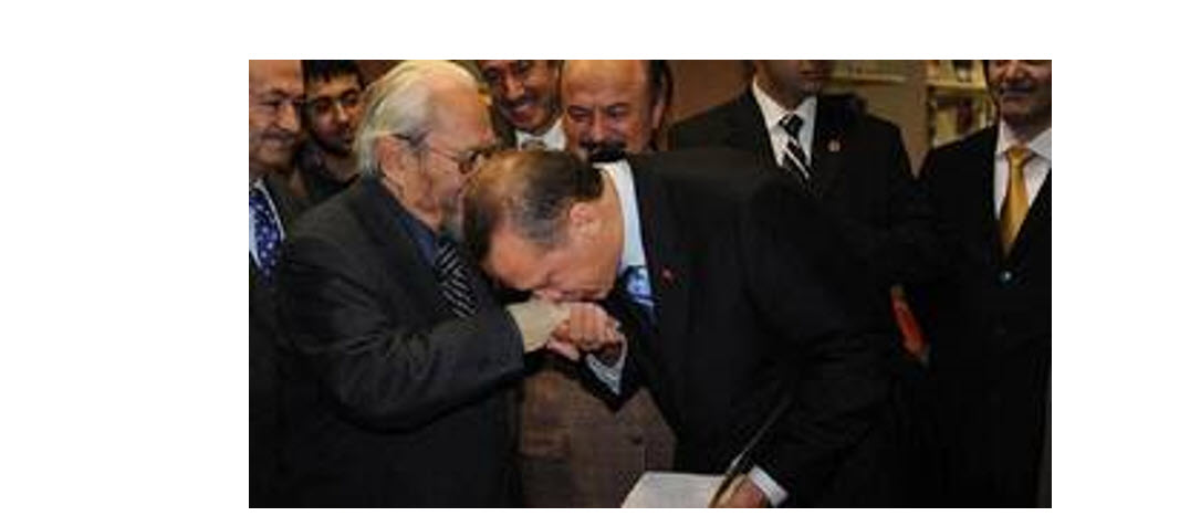 مستشار الرئيس التركي يعلق على صورة "تقبيل أردوغان يد ملك الماسونية"
