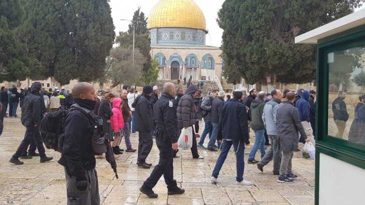 امام المسجد الاقصى يكسر قرار الاحتلال