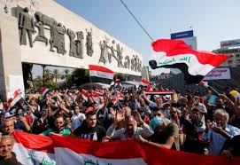 العراقيون يتظاهرون ببغداد رفضًا للوجود الأمريكي في البلاد