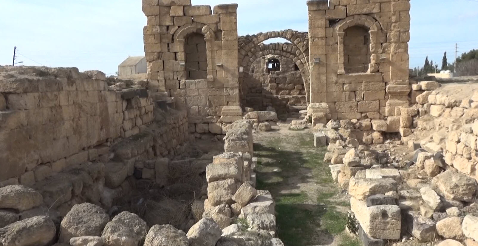 اهمال واضح وكبير للمناطق الأثرية في الكرك، أبرزها "قلعة الربة".. تقرير تلفزيوني