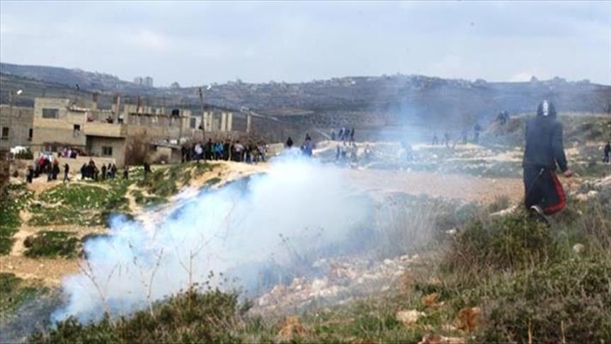 مستوطنون متطرفون يحرقون صفا مدرسيا جنوب نابلس