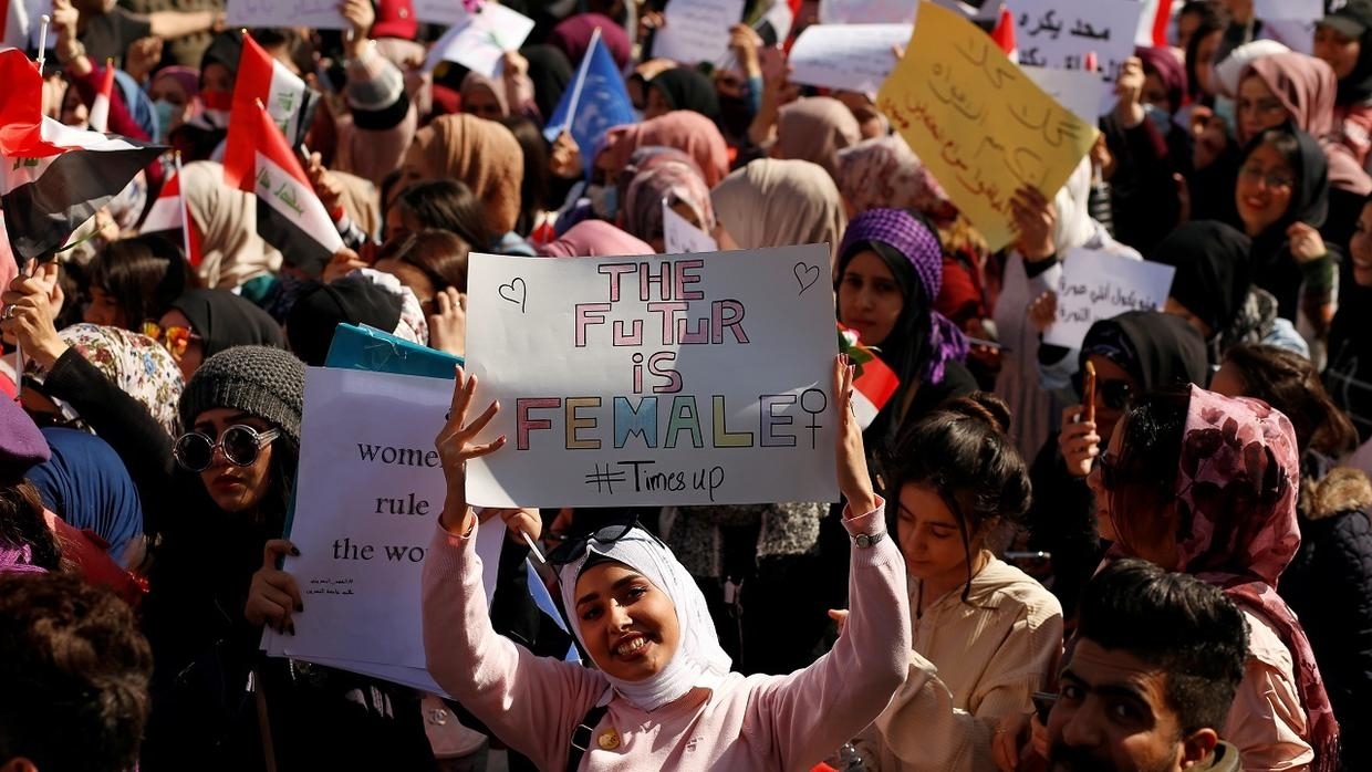 عراقيات يتظاهرن في بغداد دفاعا عن دورهن في الاحتجاجات