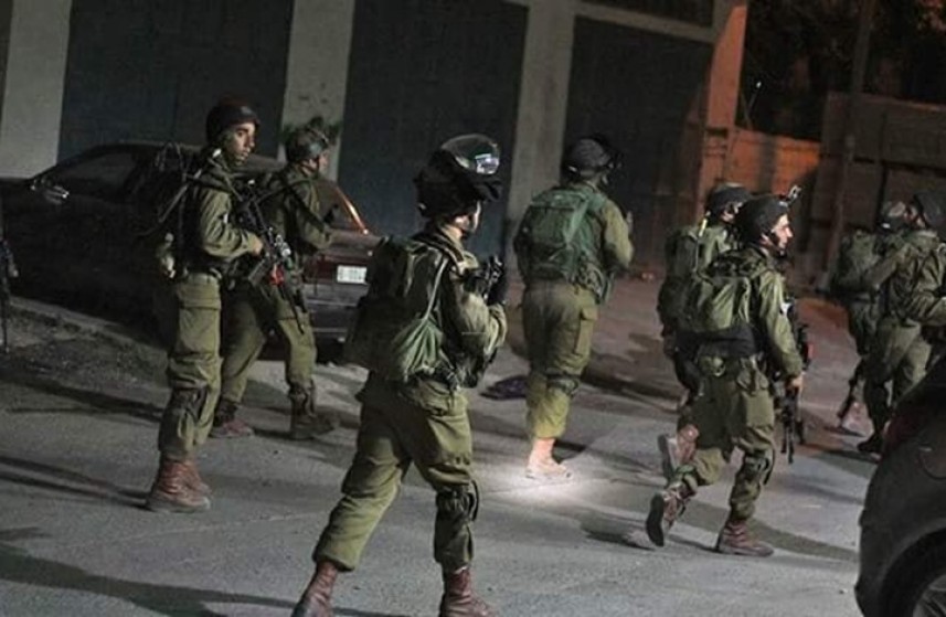 قوات الاحتلال تعتقل فتى في الخليل بزعم نيته طعن جنود