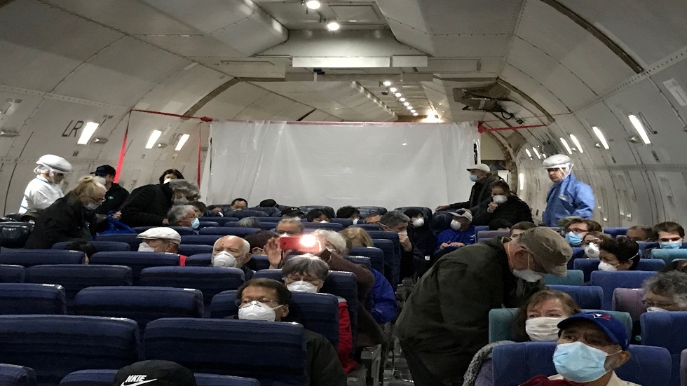 أمريكا تجلي رعاياها المصابين بـ"كورونا" على متن طائرة ممتلئة بالأصحاء