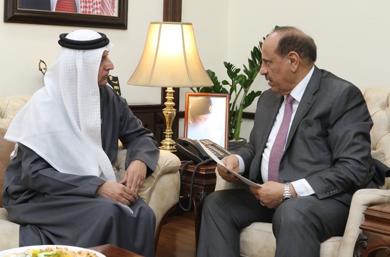 وزير الداخلية يتسلم دعوة رسمية لزيارة الامارات