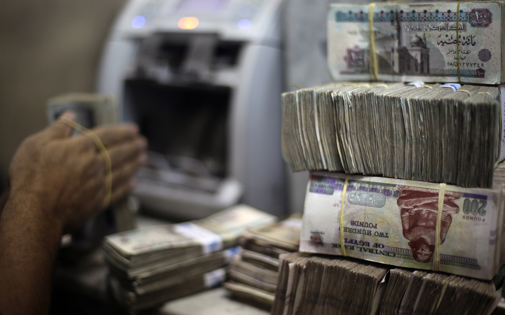 الجنيه المصري يتحسن أمام الدولار والعملات العربية