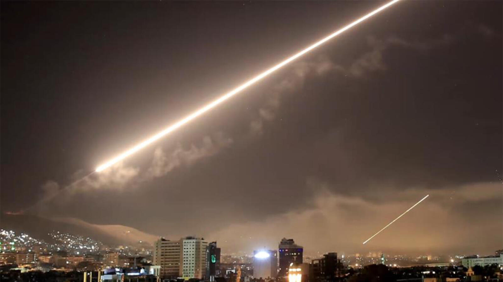 الدفاعات الجوية السورية تتصدى لأهداف "معادية" في اللاذقية