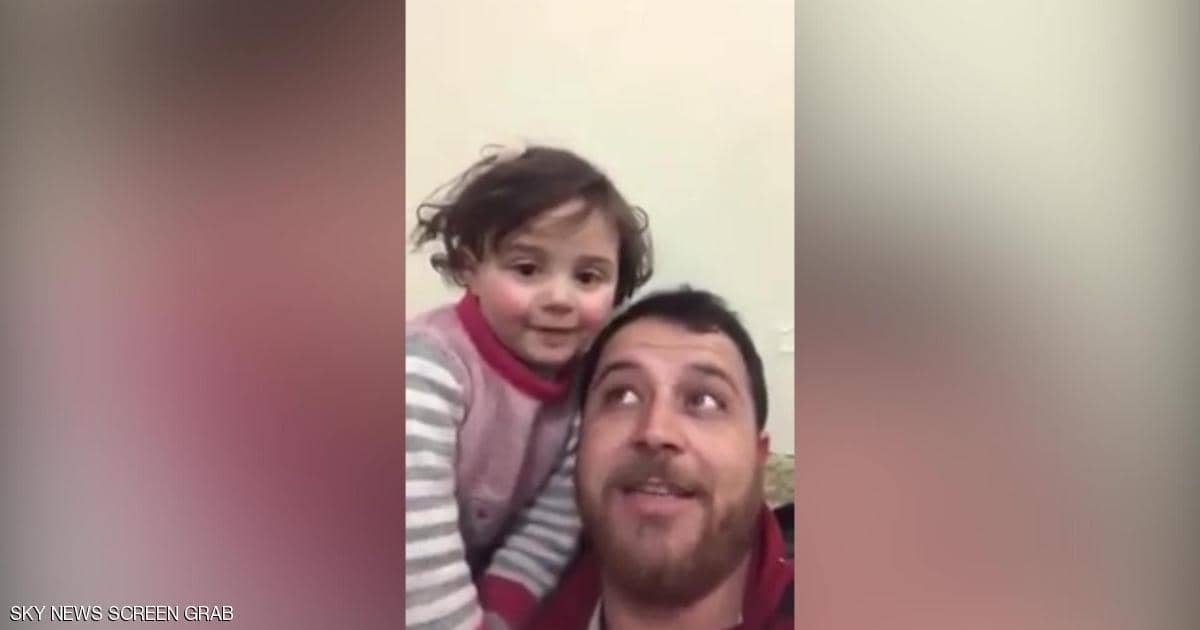 "الضحك عند الانفجار".. سوري يعلم ابنته التعامل مع القذائف