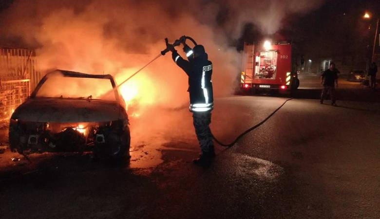 الدفاع المدني يخمد حريق مركبة في منطقة الرامة