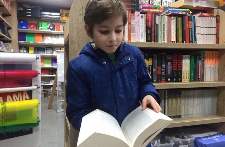 طفل تركي يقرأ 250 كتابا أغلبها عن الفلسفة بأشهر قليلة