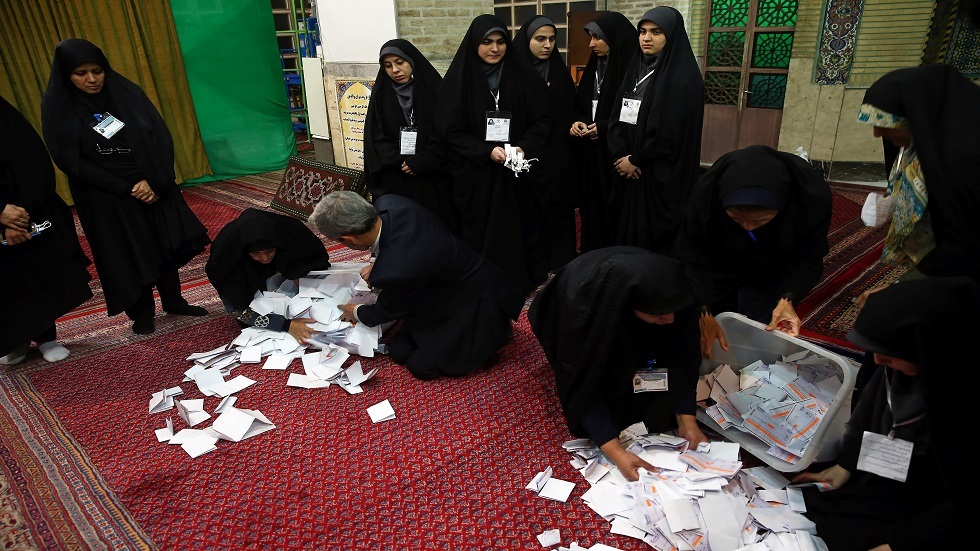 بدء عملية فرز الأصوات في الانتخابات البرلمانية الإيرانية مع أنباء عن تقدم المحافظين
