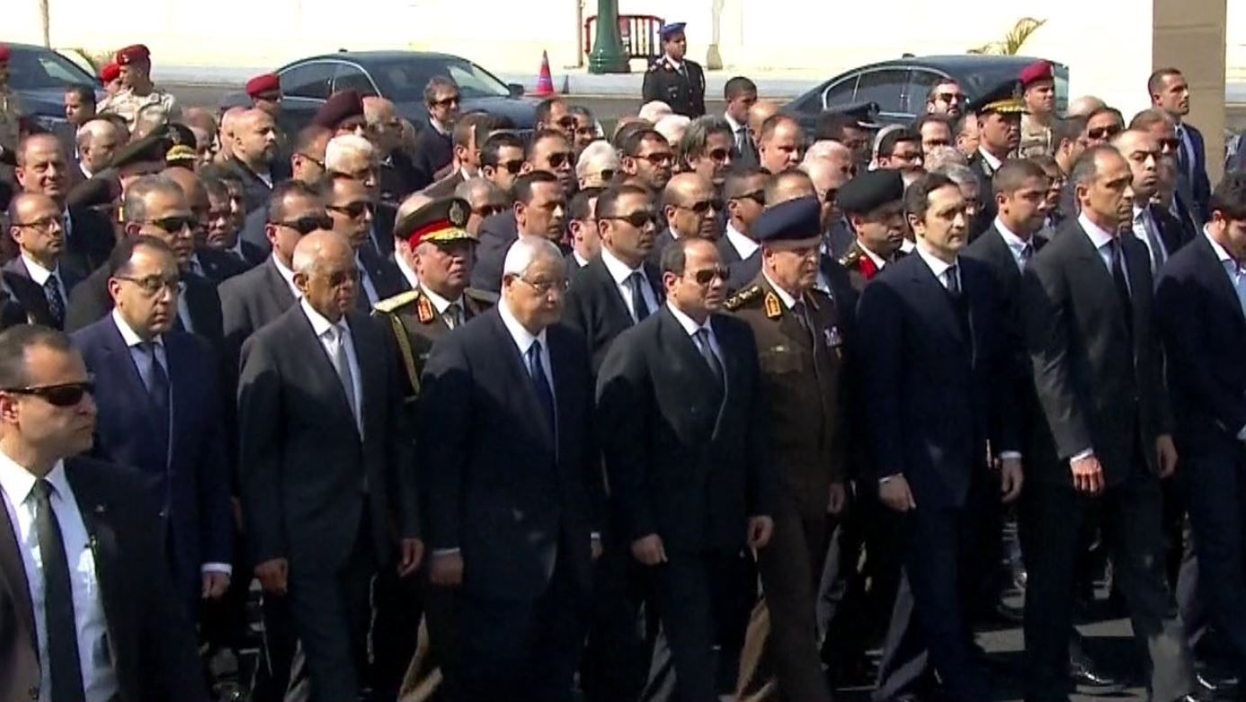 تشييع جثمان مبارك في جنازة عسكرية بحضور السيسي