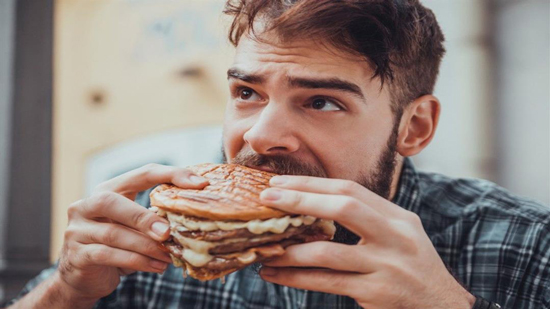 دراسة تكشف عن وجبات غذائية تضر بخصوبة الرجال!