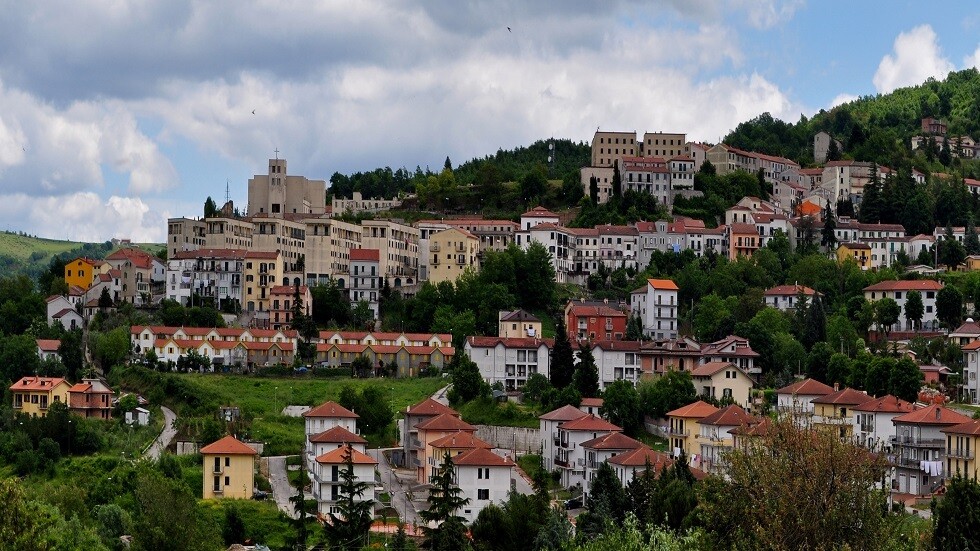 قرية إيطالية تجذب السكان الجدد إليها بخطة مبتكرة