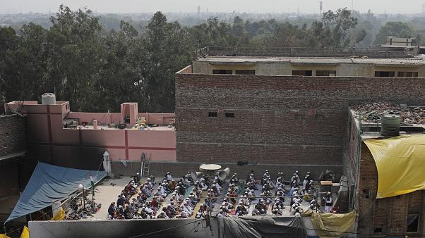 عودة الصلاة الى المساجد بعد أيام من اشتباكات دامية في الهند