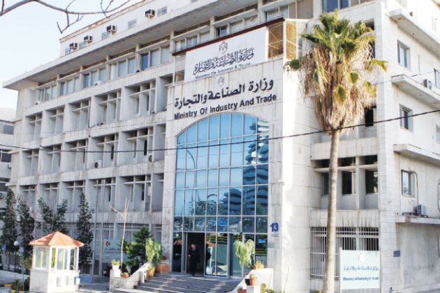 الصناعة والتجارة تضع آلية لاستمرار تزويد السوق بالمواد التموينية