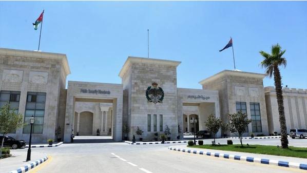 حظر التجول بعد السادسة يشمل من يحملون تصاريح الحركة