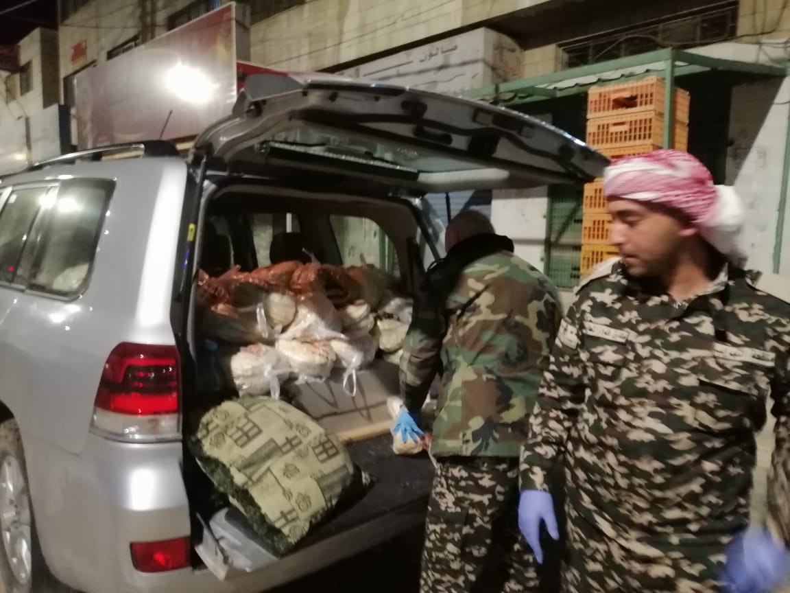 فريق مكافحة التهريب في الكرك يوزع الخبز على المواطنين - مصور