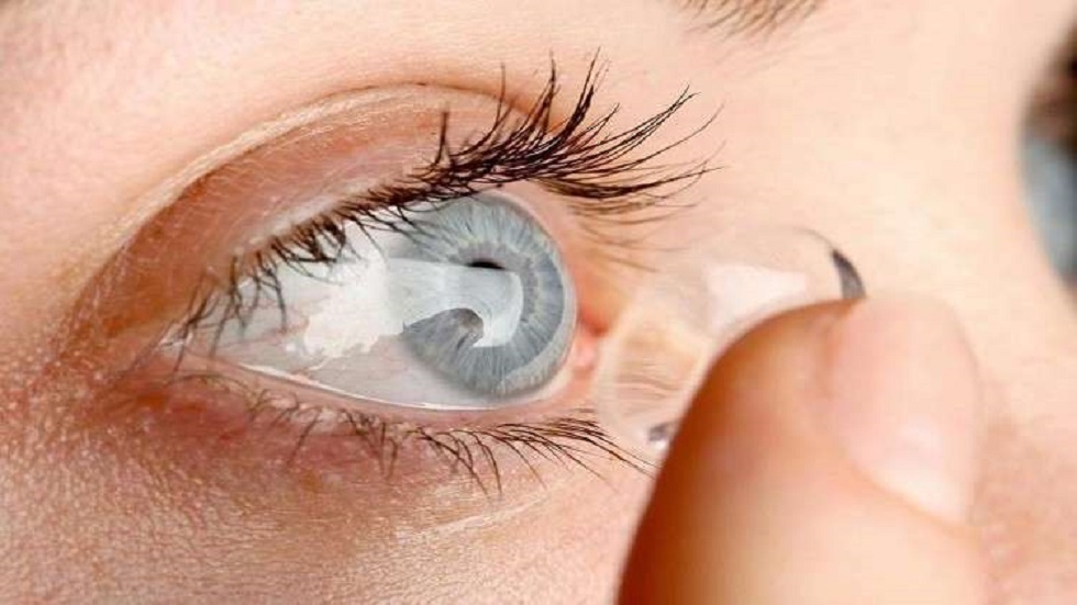هل تحمي العدسات اللاصقة من عدوى كورونا؟