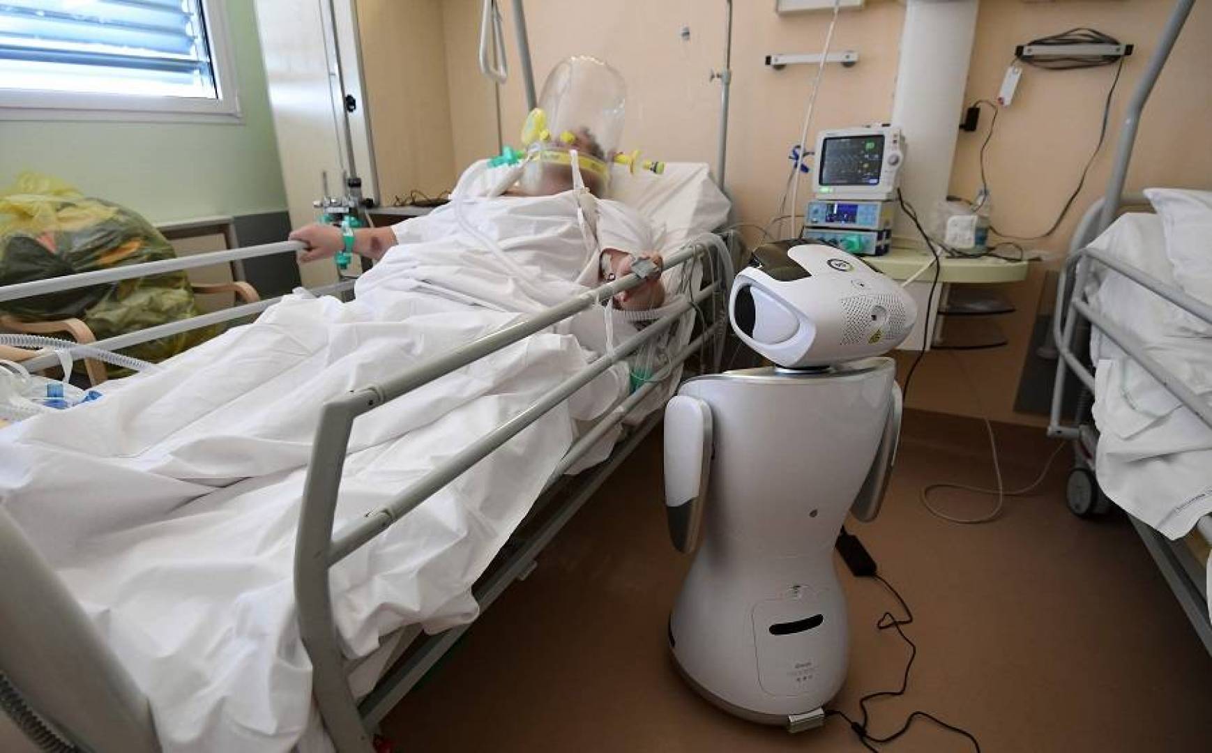 أطباء في إيطاليا يلجأون إلى الروبوتات لمساعدتهم في معاينة مرضى كورونا