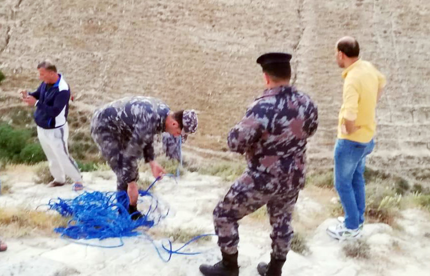 إنقاذ مواطن سقط من اعلى منحدر جبلي في منطقة مغير راحوب