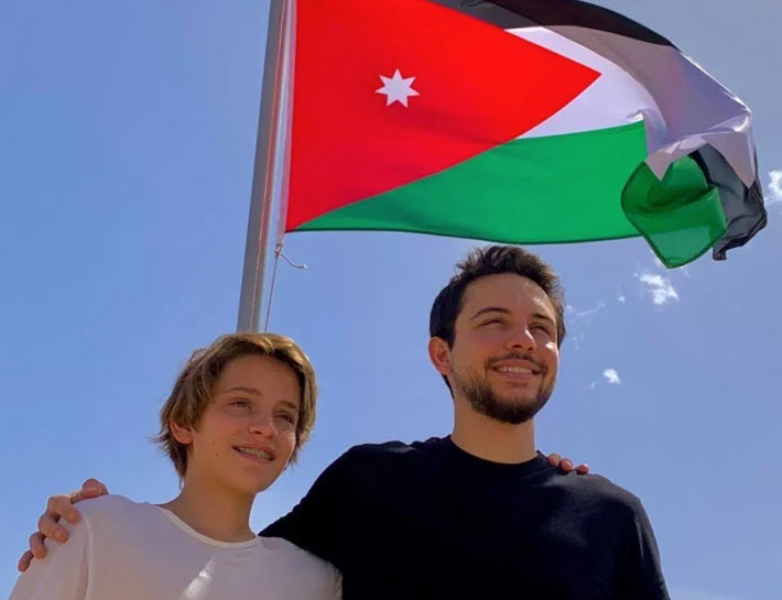 ولي العهد يشارك الأردنيين في رفع العلم بمناسبة عيد الاستقلال