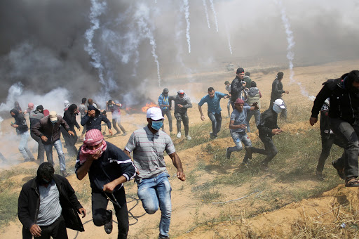 قوات الاحتلال تطلق قنابل الغاز شرق خزاعة جنوبي قطاع غزة