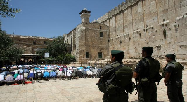 الاحتلال يمنع الفلسطينيين من الصلاة بالحرم الابراهيمي