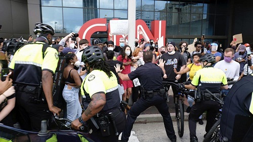تعرّض صحفيين لإصابات بأعيرة مطاطية ولاعتداءات خلال تغطية المظاهرات في الولايات المتحدة   