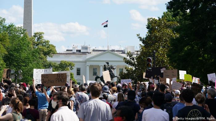 مقتل فلويد - صدامات أمام البيت الأبيض وترامب "اختبأ في قبو مُحصن"
