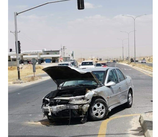 اصابتان اثر حادث تصادم على اشارة الحمراء باتجاه المفرق