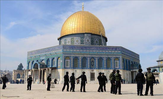 الاحتلال يبعد نشطاء مقدسيين عن المسجد الأقصى