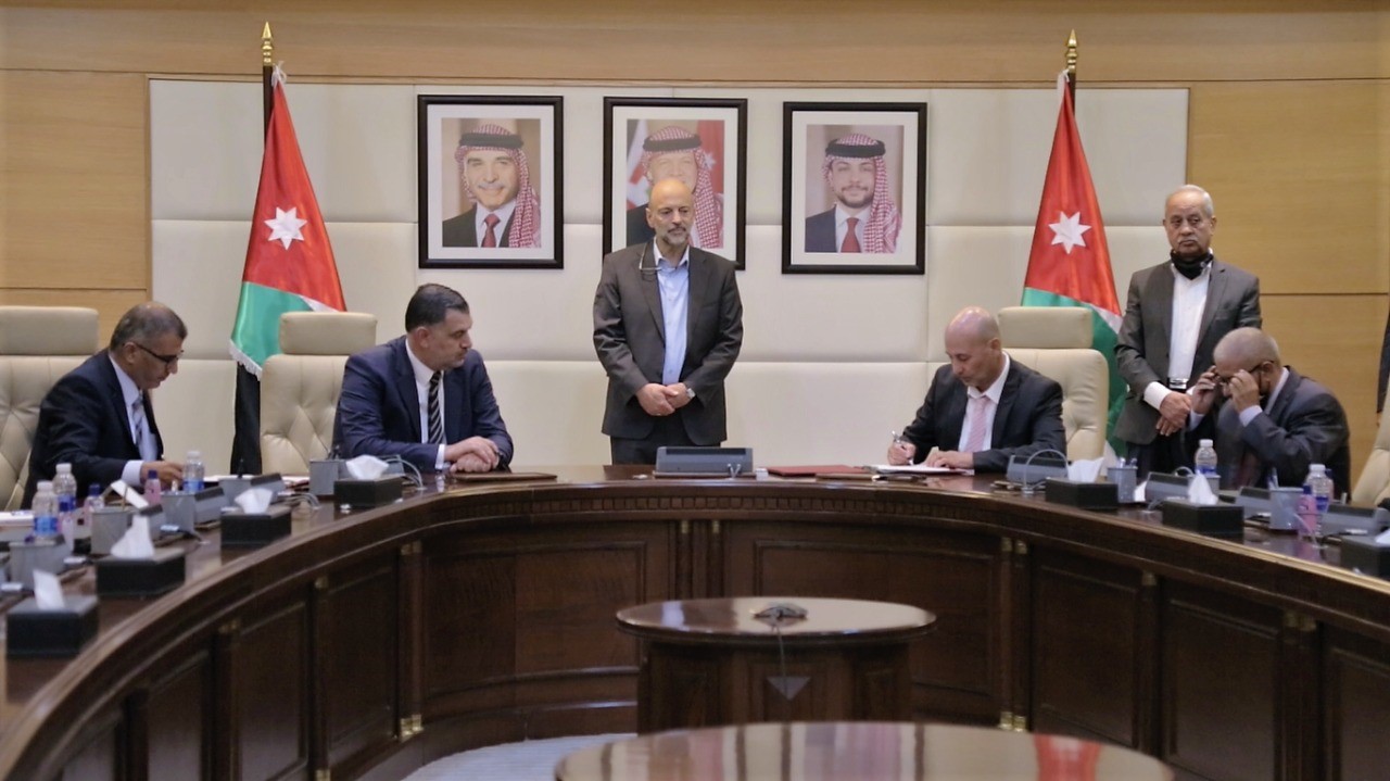 توقيع اتفاقيات لتشغيل 735 اردنيا في صناعة الألبسة والصناعات الغذائية وصناعات الكرتون         