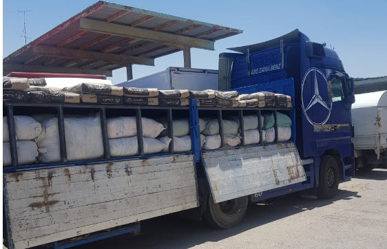 الجمارك تحبط تهريب شاحنة تحمل كميات من الملابس والرسيفرات