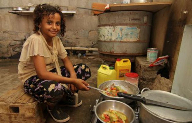 طفلة يمنيّة نازحة تروي قصتها داخل المخيّم… هل يسمعها العالم الأصم؟
