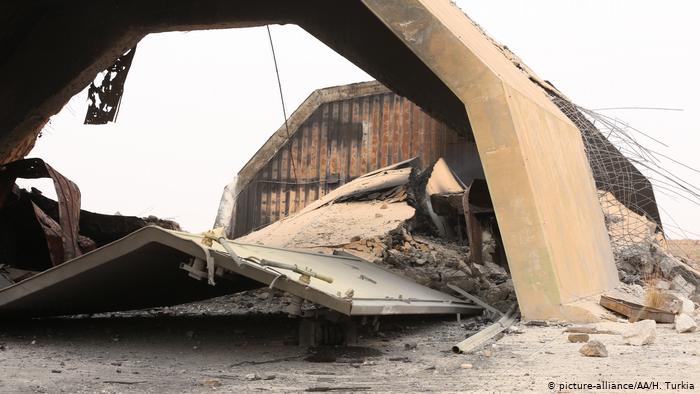 حكومة الوفاق الليبية تتهم "طيرانا أجنبيا" بقصف قاعدة الوطية الجوية