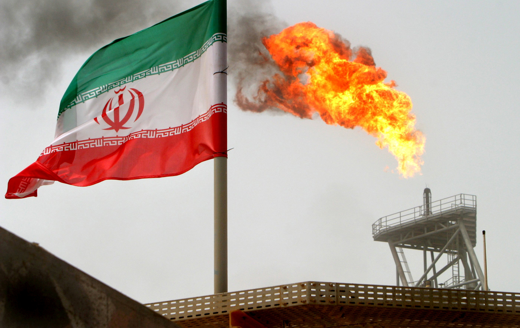 إيران.. خزانات النفط ممتلئة وانخفاض الإنتاج لأدنى مستوى في 40 عاما