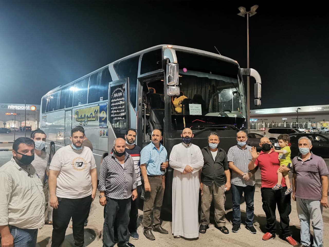 وصول أولى حافلات الأردنيين العائدين من ‫السعودية إلى الحدود السعودية الاردنية‬