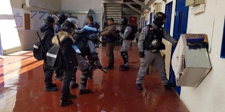الاحتلال يعلن اصابة اسير بالكورونا في سجن جلبوع