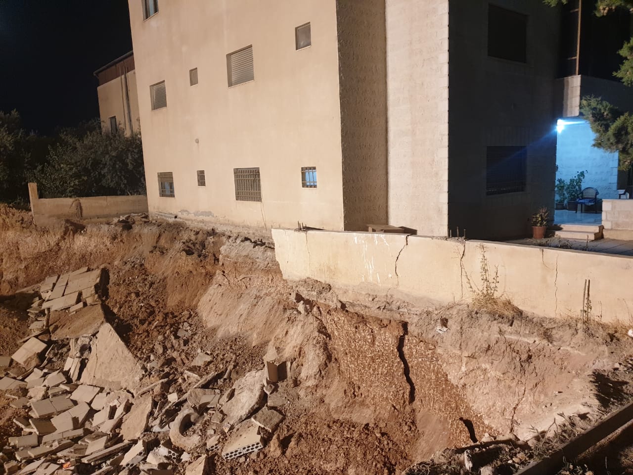 انهيار سور يهدد إحدى البنايات في الكرك