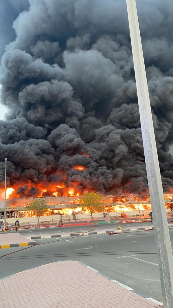 الإمارات: اندلاع حريق هائل في سوق شعبي بإمارة عجمان.. مصور وفيديو