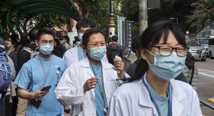 بعد إجراءات صارمة.. الصين تسجل إصابات "أقل" بفيروس كورونا