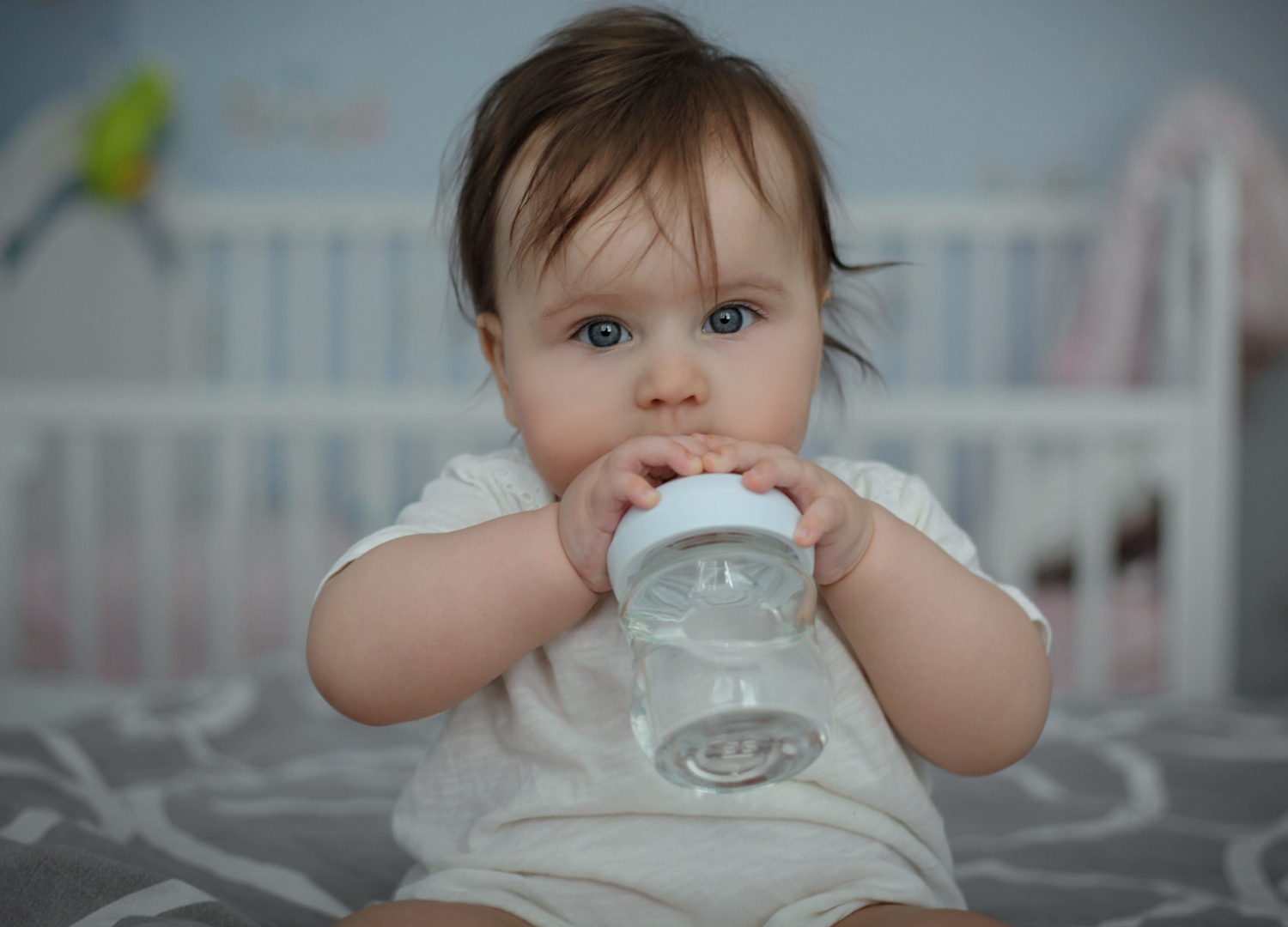 لماذا يشكل شرب الرضع الماء خطرا على حياتهم حتى لو كان الطقس حارا؟
