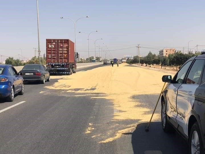 حمولة من "الحبوب" تتسبب باكتظاظ مروري على طريق المطار