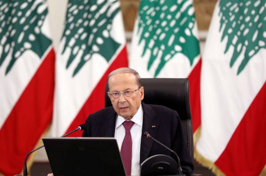 الرئيس اللبناني يقبل استقالة الحكومة ويطالبها بتصريف الأعمال   
