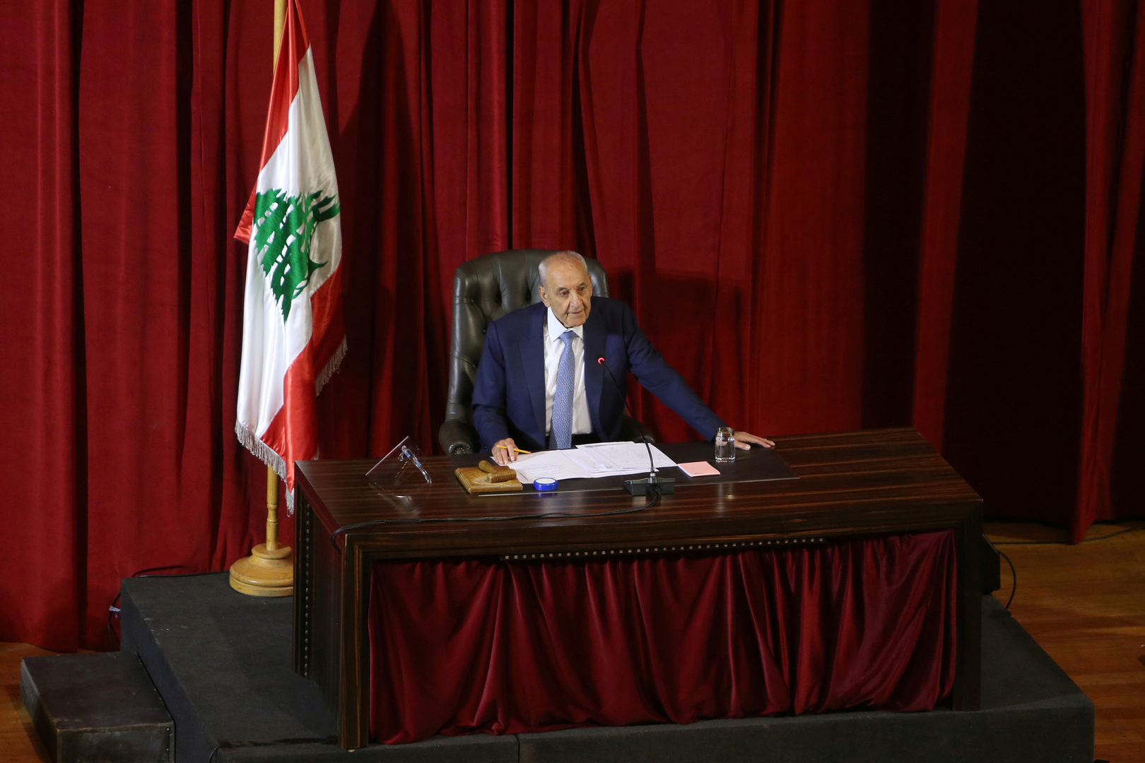 النواب اللبناني يقبل استقالة 8 أعضاء بينهم مروان حمادة رغم تراجعه