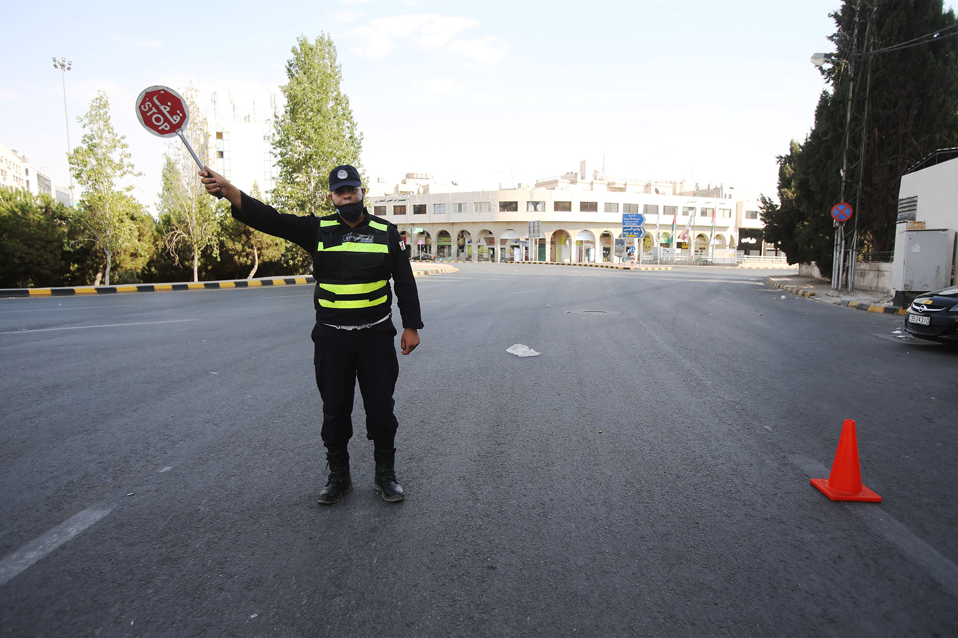 ضبط سائق قام بوضع شاشة تلفزيونية على "تابلوه" المركبة في الأردن